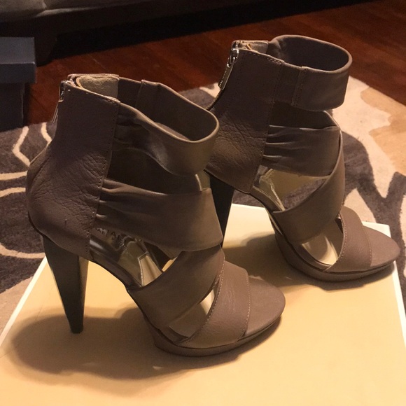 Michael Kors zip back - Picture 7 of 8